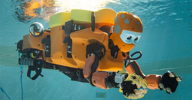 Robot này cho phép người điều khiển cảm thấy như mình cũng đang thám hiểm dưới nước.