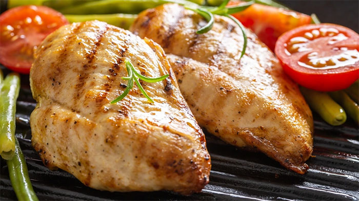  Thông thường chế độ ăn toàn thịt gà chỉ bao gồm thịt gà 