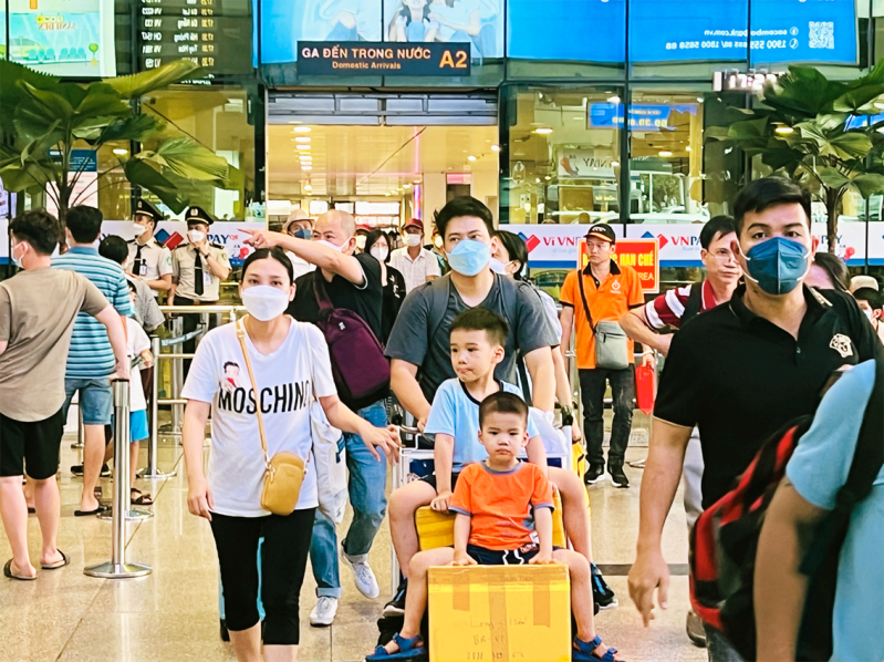 Các hãng hàng không cho biết sức mua vé máy bay tết hiện nay khá chậm  (trong ảnh: Hành khách ở sân bay Tân Sơn Nhất trong dịp lễ 2/9 vừa qua) - ẢNH: Q.T