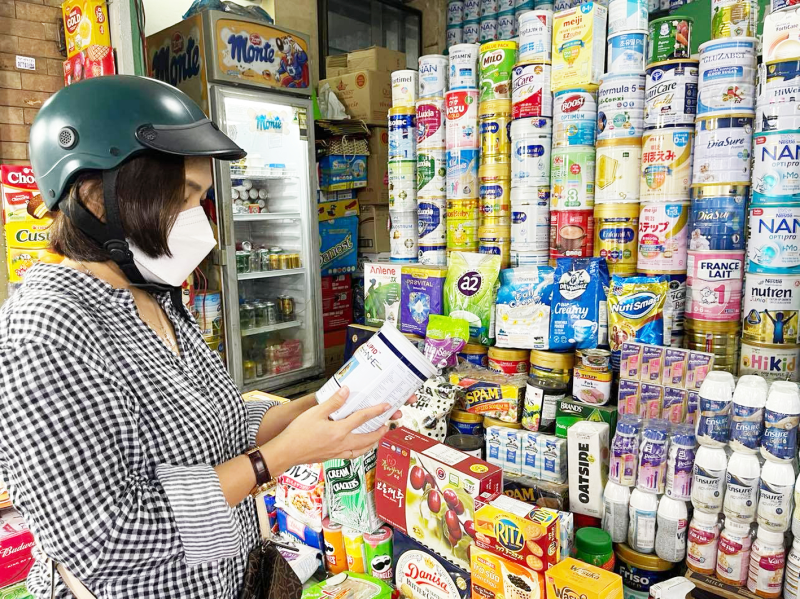 Nhiều sản phẩm sữa non được quảng cáo như thuốc điều trị bệnh gây nhầm lẫn cho người tiêu dùng (trong ảnh: Người tiêu dùng chọn mua sản phẩm sữa non được bày bán tại một cửa hàng trên đường Nguyễn Thông, Q.3, TP.HCM) - ẢNH: N.C.
