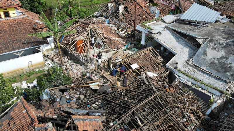 Bé 5 tuổi sống sót sau 2 ngày bị chôn vùi trong động đất ở Indonesia - ảnh 2
