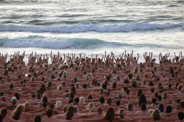2.500 người chụp ảnh khoả thân trên bãi biển Úc ảnh 1