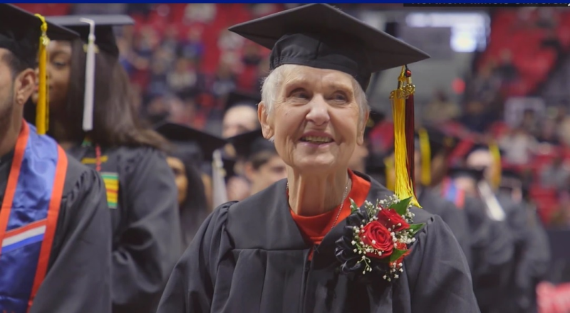 ‘Không bao giờ bỏ học’: Tốt nghiệp đại học ở tuổi 90 sau 68 năm gián đoạn - ảnh 1