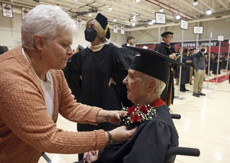 ‘Không bao giờ bỏ học’: Tốt nghiệp đại học ở tuổi 90 sau 68 năm gián đoạn - ảnh 2