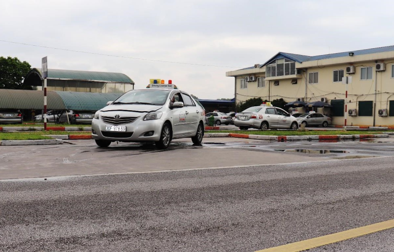 Học viên thi sát hạch lái xe trong sa hình tại một cơ sở đào tạo, sát hạch lái xe của Hà Nội. (Ảnh: Việt Hùng/Vietnam+)