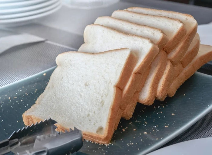 Bánh mì trắng có nhiều tinh bột nhưng lại ít chất xơ.