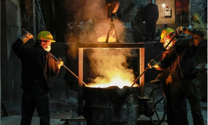  Công nhân sản xuất thép trong nhà máy. 