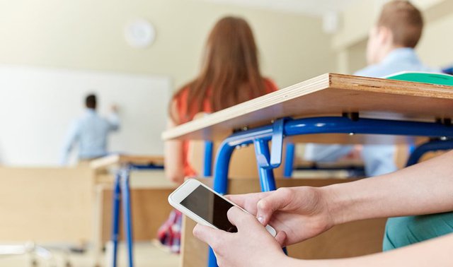 Các trường trung học Nam Úc cấm học sinh dùng điện thoại trong lớp - Ảnh 1.
