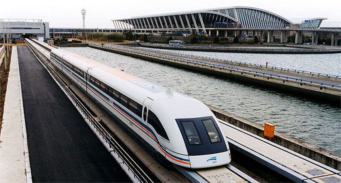 Tàu hoả siêu tốc đệm từ trường khởi hành từ sân bay Pudong, Thượng Hải.