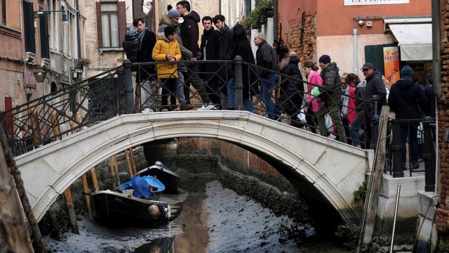 Chuyện hiếm: Những dòng kênh ở Venice trơ đáy, du khách mắc kẹt trên bờ - Ảnh 1.