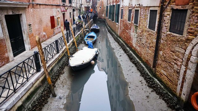 Chuyện hiếm: Những dòng kênh ở Venice trơ đáy, du khách mắc kẹt trên bờ - Ảnh 2.
