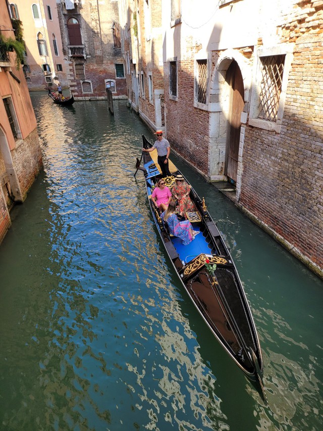 Những dòng kênh ở Venice trơ đáy, du khách mắc kẹt trên bờ - Ảnh 3.