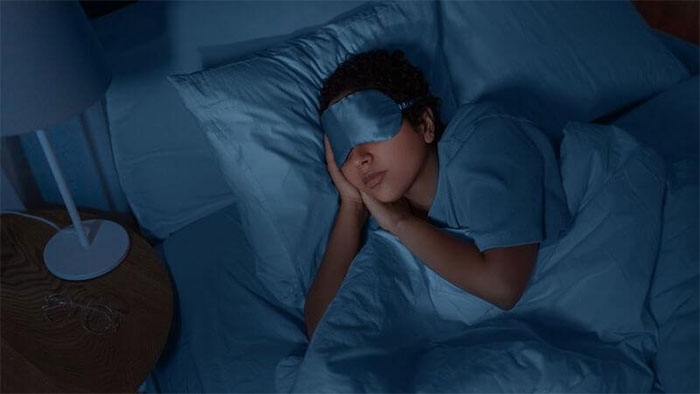 Tạo môi trường đủ tối, yên tĩnh và nhiệt độ vừa phải giúp bạn dễ thư giãn trước khi ngủ.