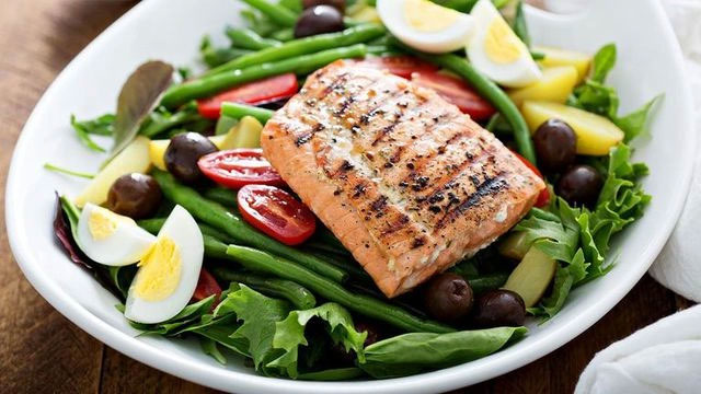 Cá hồi giàu dinh dưỡng và cung cấp axit béo omega-3 dồi dào.