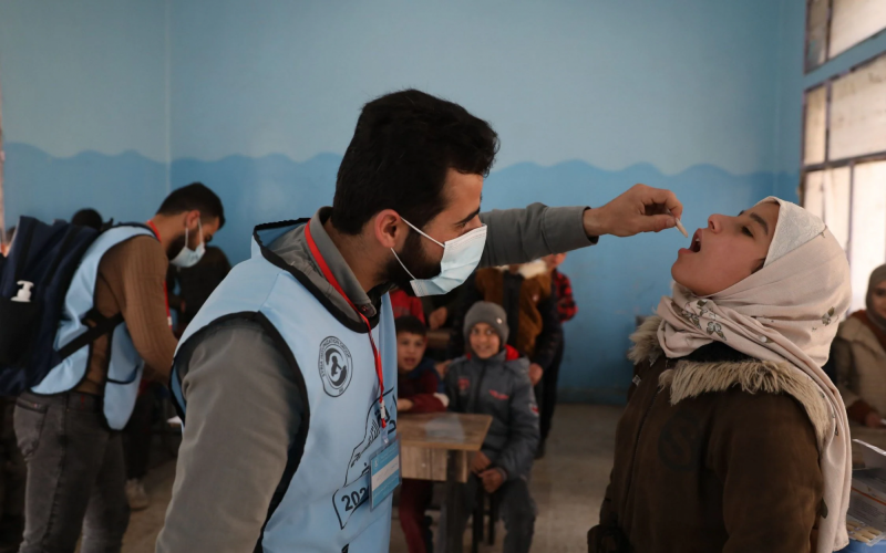 Trẻ em uống vaccine ngừa bệnh tả tại một trường học ở Maaret Misrin, tây bắc Syria. (Ảnh: Shutterstock)