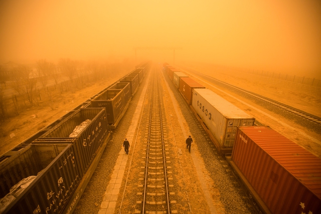 Trung Quốc ô nhiễm nặng vì bão cát - Ảnh 1.