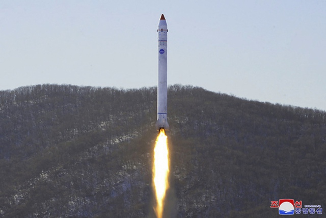 Triều Tiên xác nhận phóng vệ tinh để theo dõi quân đội Mỹ - Ảnh 1.