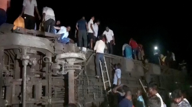 Hơn 200 người chết trong vụ hai tàu lửa tông nhau ở Ấn Độ - Ảnh 1.