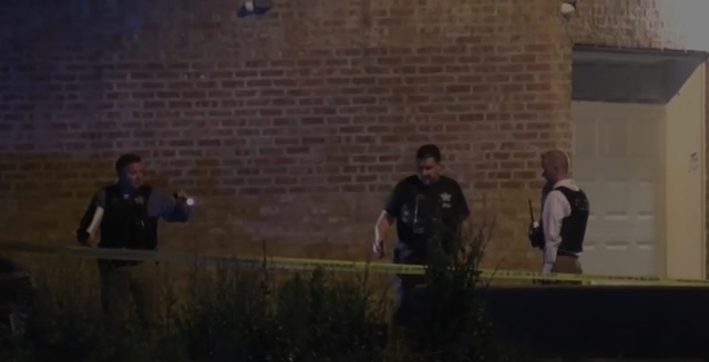 50 người bị bắn trong các vụ xả súng vào 3 ngày cuối tuần ở Chicago - Ảnh 1.