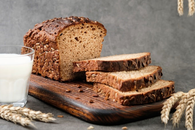  Bánh mì đen làm từ ngũ cốc nguyên hạt tốt cho sức khỏe. 