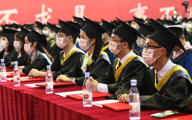 Học phí đại học công lập Trung Quốc tăng vọt - Ảnh 1.