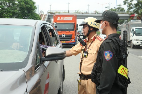 CSGT TPHCM kiểm tra người điều khiển ô tô trên quốc lộ 1A
