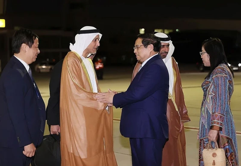 Lễ đón Thủ tướng Phạm Minh Chính và Phu nhân tại sân bay quốc tế Al Maktoum, thành phố Dubai. Ảnh: TTXVN