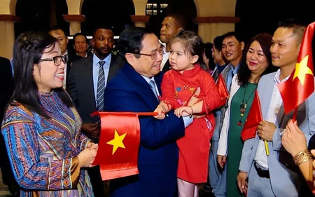 Cán bộ, nhân viên Đại sứ quán và cộng đồng người Việt Nam tại UAE đón Thủ tướng Phạm Minh Chính và Phu nhân tại sân bay quốc tế Al Maktoum, thành phố Dubai. Ảnh: TTXVN