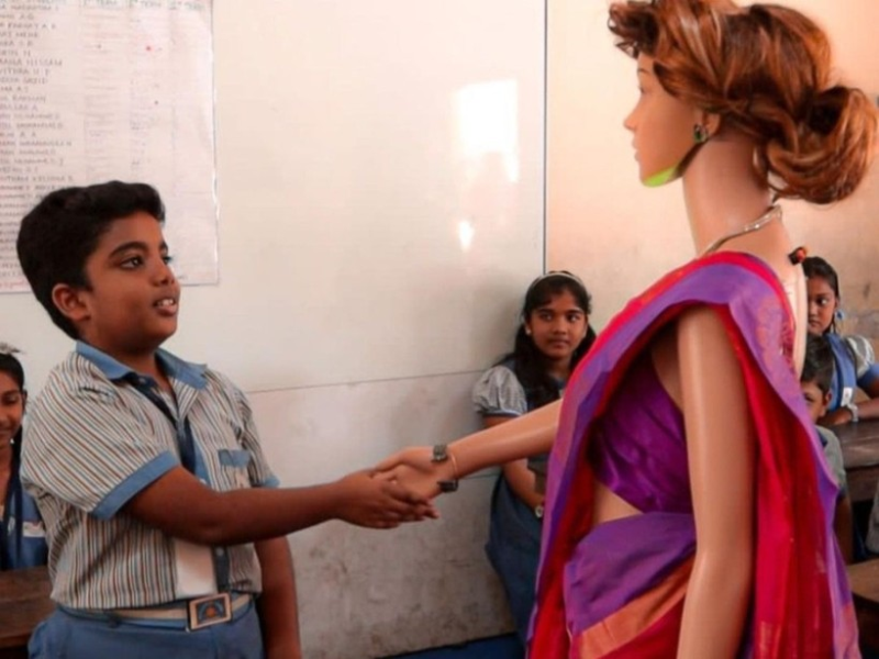 Học sinh Ấn Độ tương tác với giáo viên AI Iris.