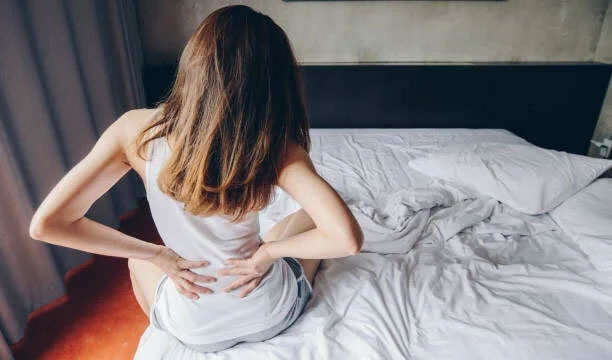  Tư thế ngủ nghiêng thường xuyên có thể gây đau hông về đêm. 