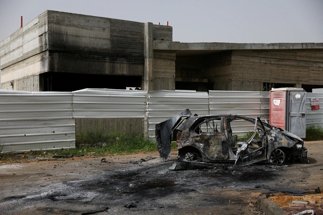 Một phương tiện bị phá hủy tại làng al-Aramshe ở miền Bắc Israel, sau vụ tấn công của Hezbollah. Ảnh: Reuters